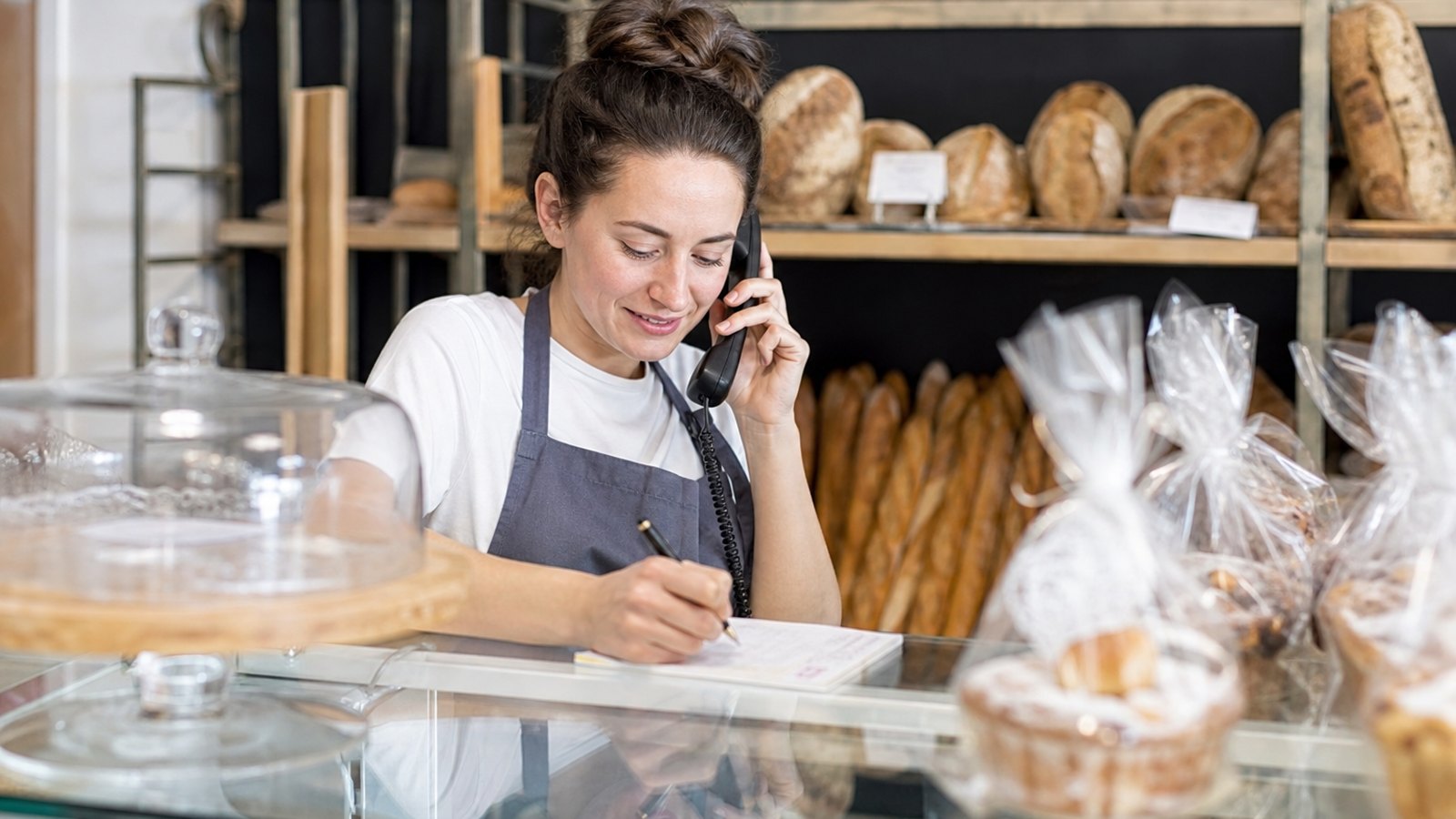 Prise d'une commande professionnelle au comptoir d'une boulangerie